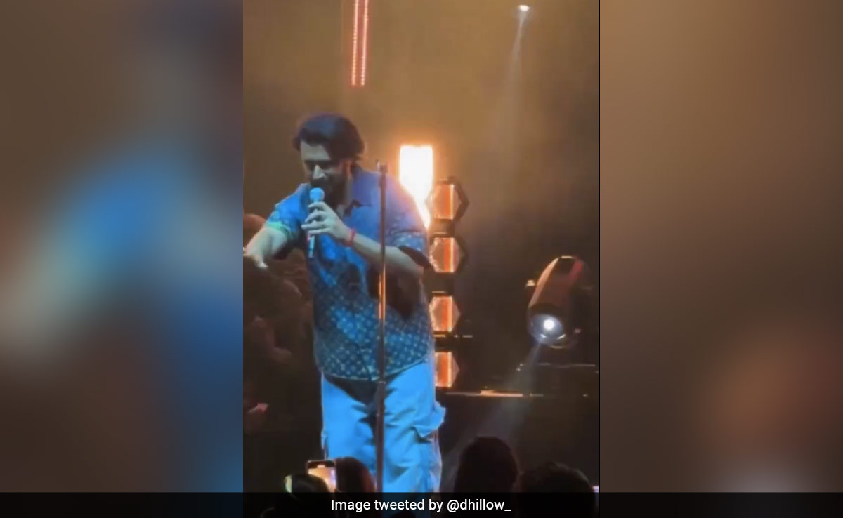 Watch: Atif Aslam Pauses Concert Mid-Way As Fans Throw Money At Him