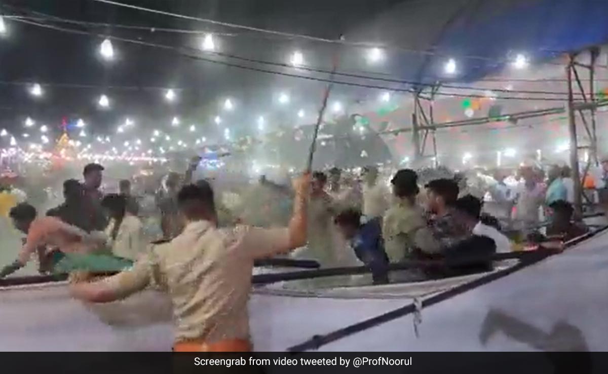 Video: Dancers Forced To Stop Performance As Crowd Goes Out Of Control in Jhansi, Cops Intervene