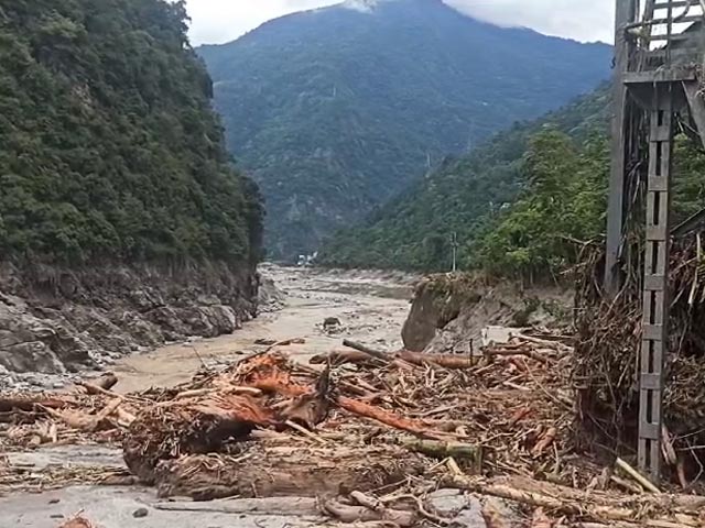 गिरे हुए पेड़, मलबा, बहता कीचड़: सिक्किम में बाढ़ के बाद तीस्ता बांध की डरावनी तस्वीर