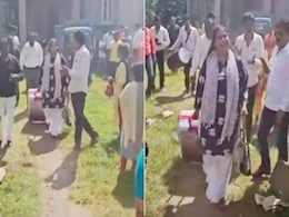 ससुराल वालों ने किया प्रताड़ित, तो बैंड-बाजे के साथ बेटी को घर वापस ले आए पिता, अनोखी विदाई की हो रही तारीफ ससुराल वालों ने किया प्रताड़ित, तो बैंड-बाजे के साथ बेटी को घर वापस ले आए पिता, अनोखी विदाई की हो रही तारीफ