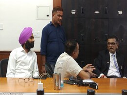 सीजेआई डीवाई चंद्रचूड़ पहुंचे मीडिया लाउंज, पत्रकारों से सुप्रीम कोर्ट की कार्यवाही को लेकर की बात सीजेआई डीवाई चंद्रचूड़ पहुंचे मीडिया लाउंज, पत्रकारों से सुप्रीम कोर्ट की कार्यवाही को लेकर की बात