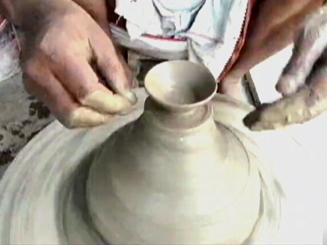 दिवाली के बाज़ारों में चीन का सामान हावी, वाराणसी में दीया बनाने वाले कारीगर परेशान