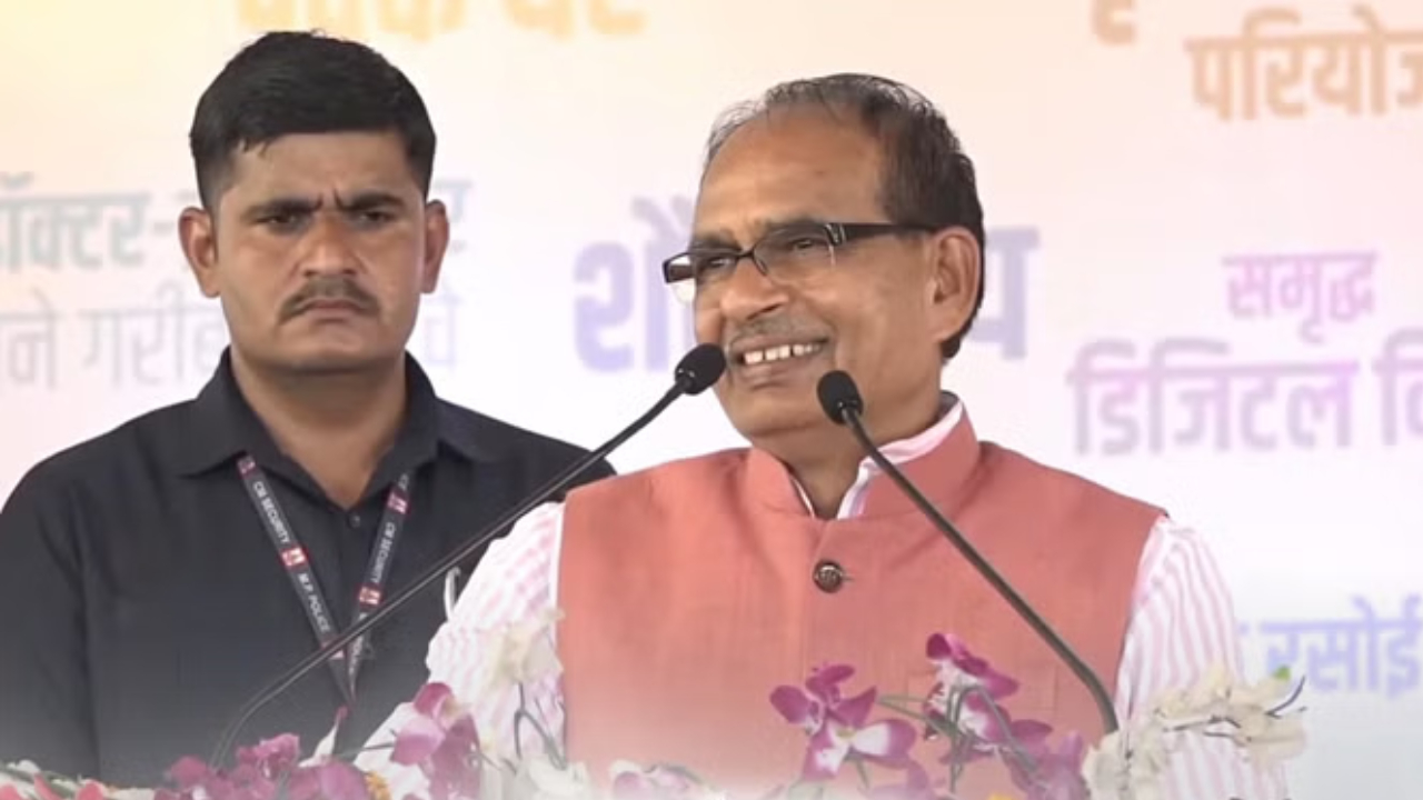 Sehore: सीएम शिवराज ने कहा, 'बच्चों को पढ़ने के लिए दिए गए कंप्यूटर और स्कूटी'