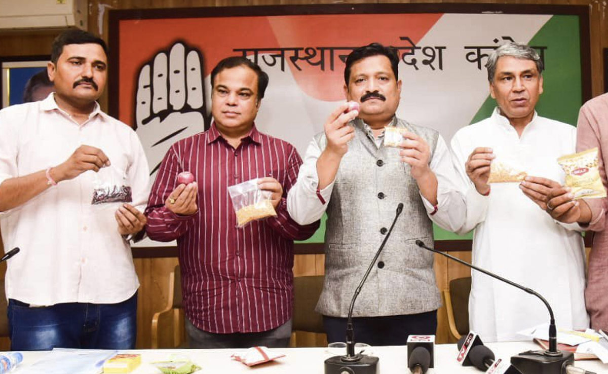 नमकीन, बिस्किट और प्याज लेकर PC में पहुंचे कांग्रेस नेता; बोले, 'महंगाई के लिए मोदी सरकार जिम्मेदार'