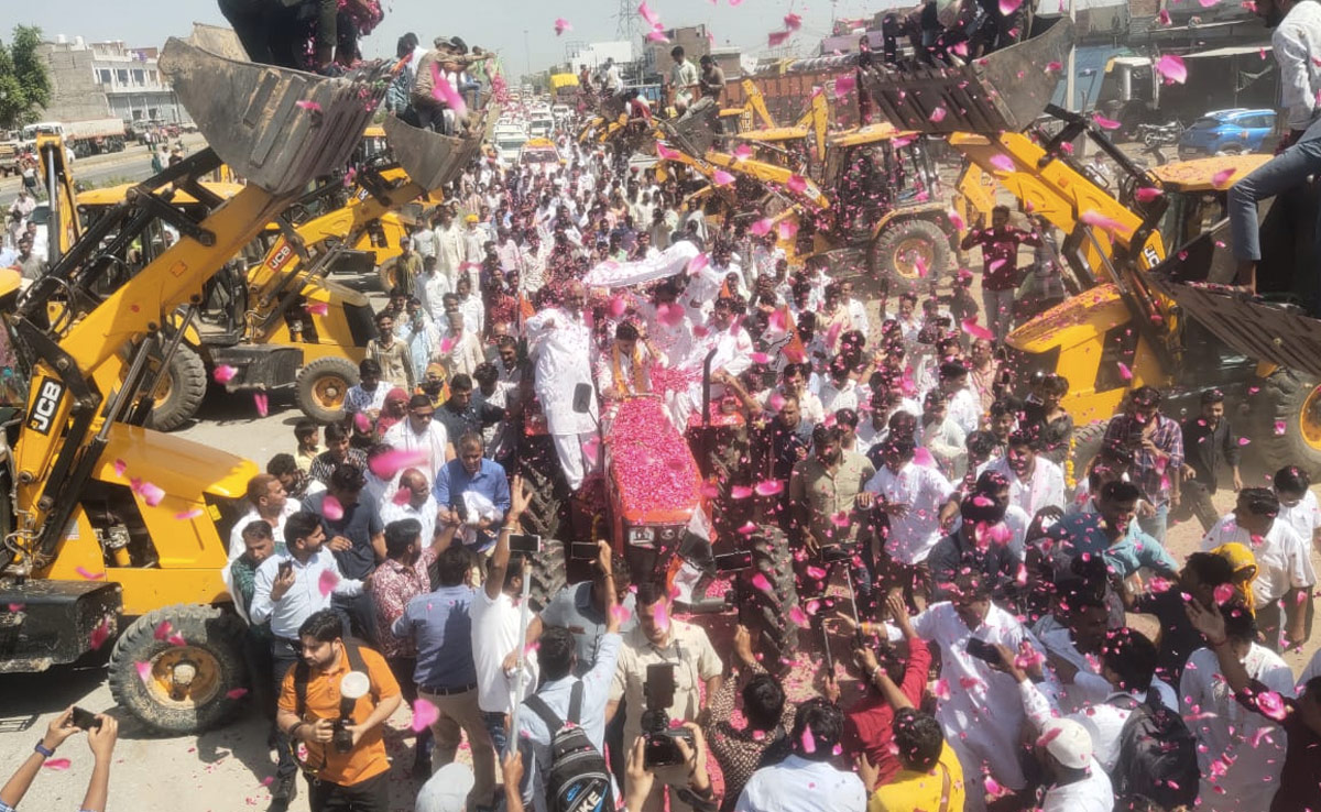 टोंक में पायलट पर बुलडोजर से फूलों की बारिश, पंगत में भी बैठें, कहा- मेरे बारे में कौन क्या बोलता हैं...