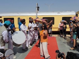 शाही रेलगाड़ी "पैलेस ऑन व्हील्स" पहुंची जैसलमेर, ढोल नगाड़ों के साथ हुआ भव्य स्वागत शाही रेलगाड़ी "पैलेस ऑन व्हील्स" पहुंची जैसलमेर, ढोल नगाड़ों के साथ हुआ भव्य स्वागत