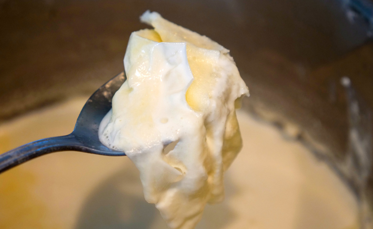 दूध में कितना भी पानी मिलाया हो, उबालते समय ये एक चीज डाल दें, आएगी मलाई की मोटी परत