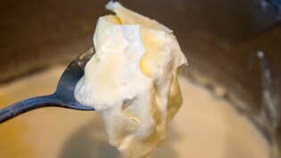 दूध में कितना भी पानी मिलाया हो, उबालते समय ये एक चीज डाल दें, आएगी मलाई की मोटी परत