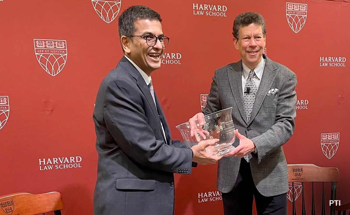 Chief Justice Receives Harvard Law School's "Award for Global Leadership" Chief Justice Receives Harvard Law School's "Award for Global Leadership"