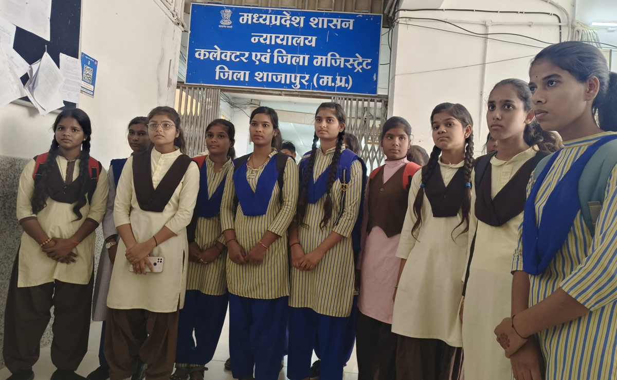 हॉस्टल में अव्यवस्थाओं की शिकायत लेकर कलेक्टर के पास पहुंची छात्राएं, परोसा जाता है घटिया खाना