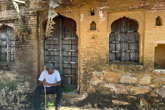 बूथ का निरीक्षण करने के दौरान रास्ते में विश्राम करते सिद्धार्थ 