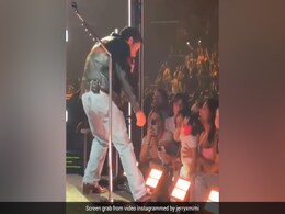 पति निक जोनस के कॉन्सर्ट में पहुंची प्रियंका चोपड़ा, लाइमलाइट ले गईं बेटी मालती मैरी, वीडियो वायरल पति निक जोनस के कॉन्सर्ट में पहुंची प्रियंका चोपड़ा, लाइमलाइट ले गईं बेटी मालती मैरी, वीडियो वायरल