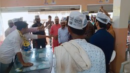 Katni Assembly Seat: आम आदमी पार्टी कार्यालय में कार्यकर्ताओं का हंगामा, कुर्सी फेंककर जताई नाराजगी