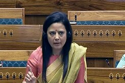 टीएमसी सांसद महुआ मोइत्रा पर गंभीर आरोपों के बावजूद विपक्ष खामोश टीएमसी सांसद महुआ मोइत्रा पर गंभीर आरोपों के बावजूद विपक्ष खामोश
