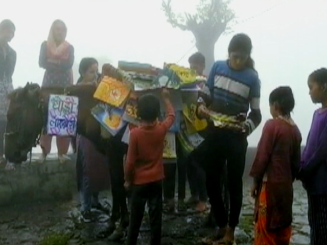 उत्तराखंड के पहाड़ों  में स्थानीय  बच्चों तक पहुंच रही घोड़ा लाइब्रेरी