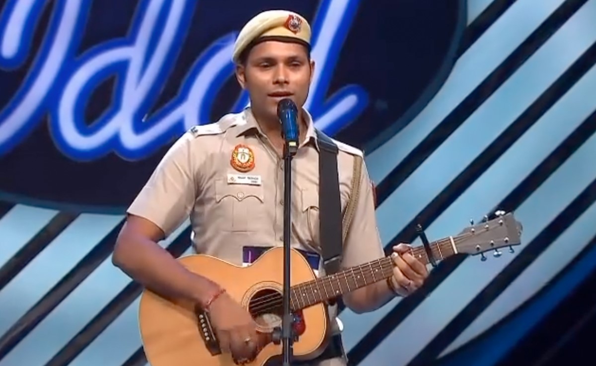 गन की जगह गिटार लेकर आया पुलिसकर्मी, Indian Idol में अपनी आवाज़ से मंत्रमुग्ध कर दिया, वीडियो वायरल