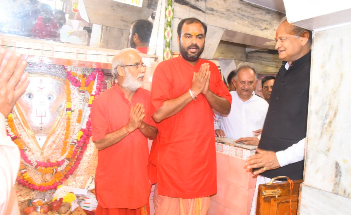 Ashok Gehlot Jodhpur Visit: जोधपुर के रातानाडा गणेश मंदिर में दर्शन करने पहुंचे सीएम अशोक गहलोत, सामने आई तस्वीरें