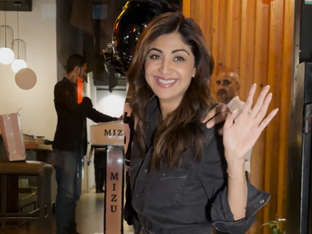 Shilpa Shetty Smiled As Paparazzi Called Her Husband Raj Kundra "Mask Man"