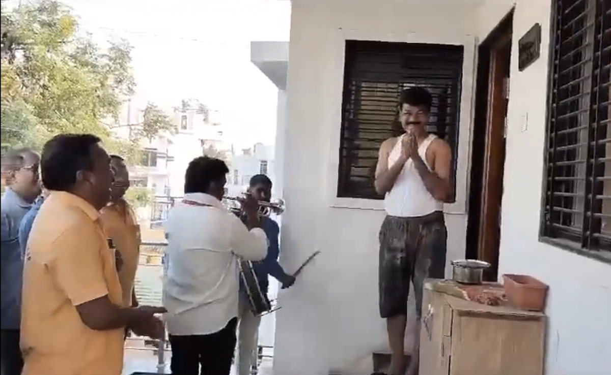 कह कर दोस्तों के साथ सुबह पार्क में घूमने नहीं आता था शख्स, बैंड बाजे के साथ पहुंचे साथी, हो गया  Grand Morning!