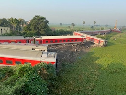 4 Dead, 30 Injured After North East Express Train Derails In Bihar 4 Dead, 30 Injured After North East Express Train Derails In Bihar