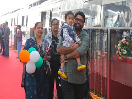 नमो भारत' ट्रेन को लेकर दिखा जबरदस्त उत्साह, पहले दिन दूर-दराज के इलाकों से यात्रा करने पहुंचे लोग नमो भारत' ट्रेन को लेकर दिखा जबरदस्त उत्साह, पहले दिन दूर-दराज के इलाकों से यात्रा करने पहुंचे लोग