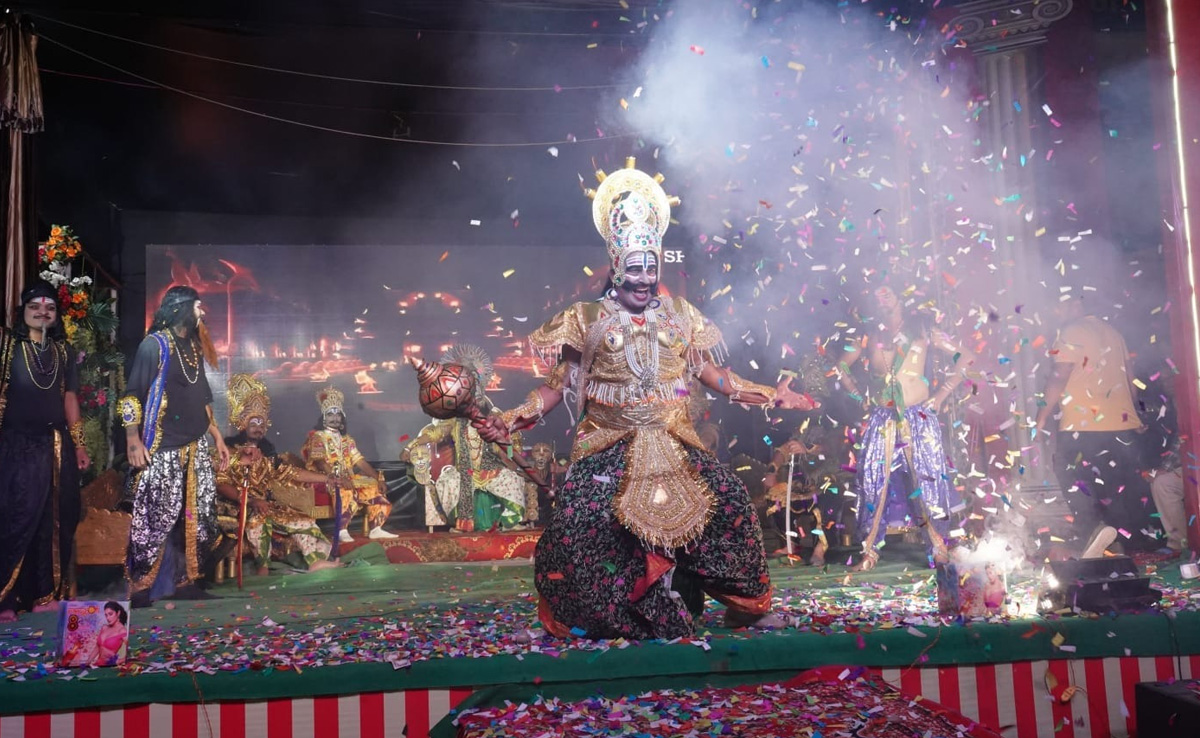 Sri Ganganagar Ramleela: क्या आपने देखी है 'स्पेशल इफेक्ट्स' वाली रामलीला? असल जिंदगी में दंपत्ति निभाते हैं किरदार