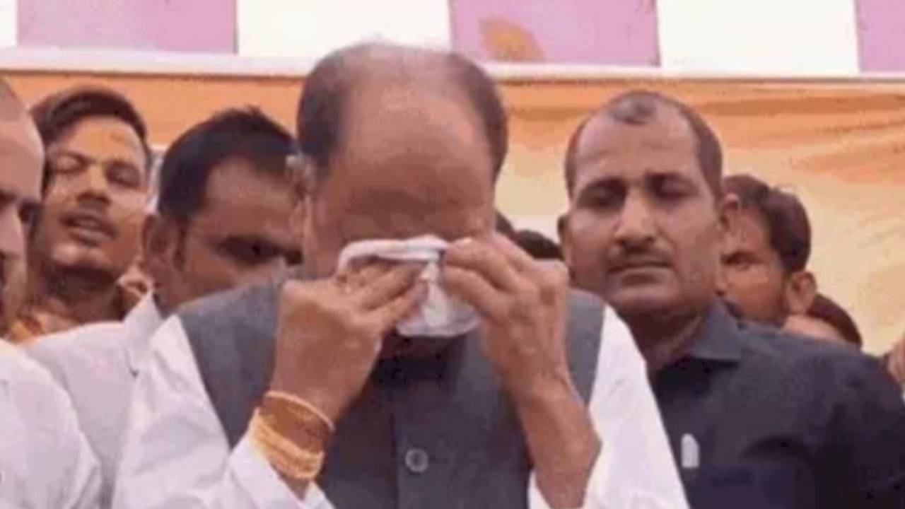 MP Election : टिकट कटने पर फूट-फूट कर रो पड़े बीजेपी के पूर्व विधायक मुकेश सिंह चतुर्वेदी