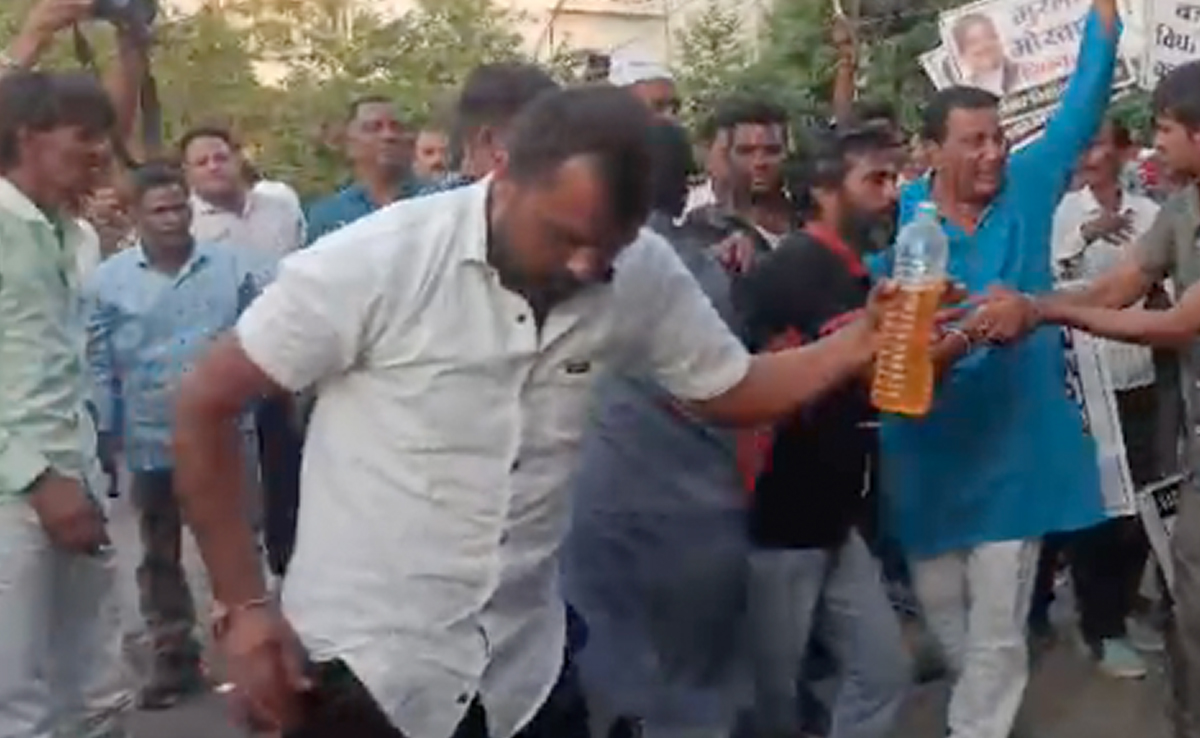 कमलनाथ के आवास के सामने मचा बवाल, विधायक का टिकट कटने से नाराज समर्थकों ने खुद पर डाला डीजल