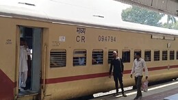 त्योहारों के नजदीक आते ही रेलवे अलर्ट, ट्रेनों में न ले जाएं ऐसी चीजें नहीं तो जाना पड़ेगा जेल