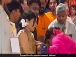 फोन में खोईं थी काजोल तभी दुर्गा पंडाल में गिरीं धड़ाम से, लोग बोले- ऐसा भी क्या... फोन में खोईं थी काजोल तभी दुर्गा पंडाल में गिरीं धड़ाम से, लोग बोले- ऐसा भी क्या...