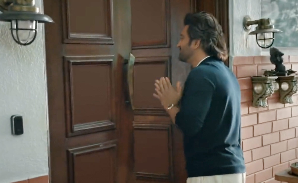 मैच देखने अचानक अनजान के घर में पहुंचे धोनी, डिमांड पूरी ना होने पर हाथ जोड़कर वापस लौटे