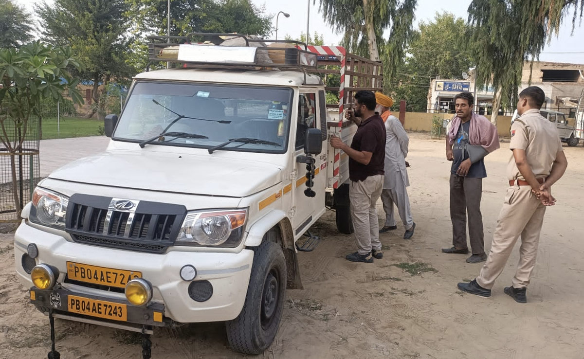 पिकअप वैन में निर्धारित छूट से अधिक राशि मिला, पुलिस ने किया जब्त