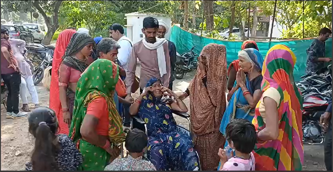 Chhatarpur : व्हील चेयर पर बैठी महिला ने रोते हुए SP को सुनाया हाल, कहा- BJP विधायक दे रहे हैं अपराधियों को संरक्षण