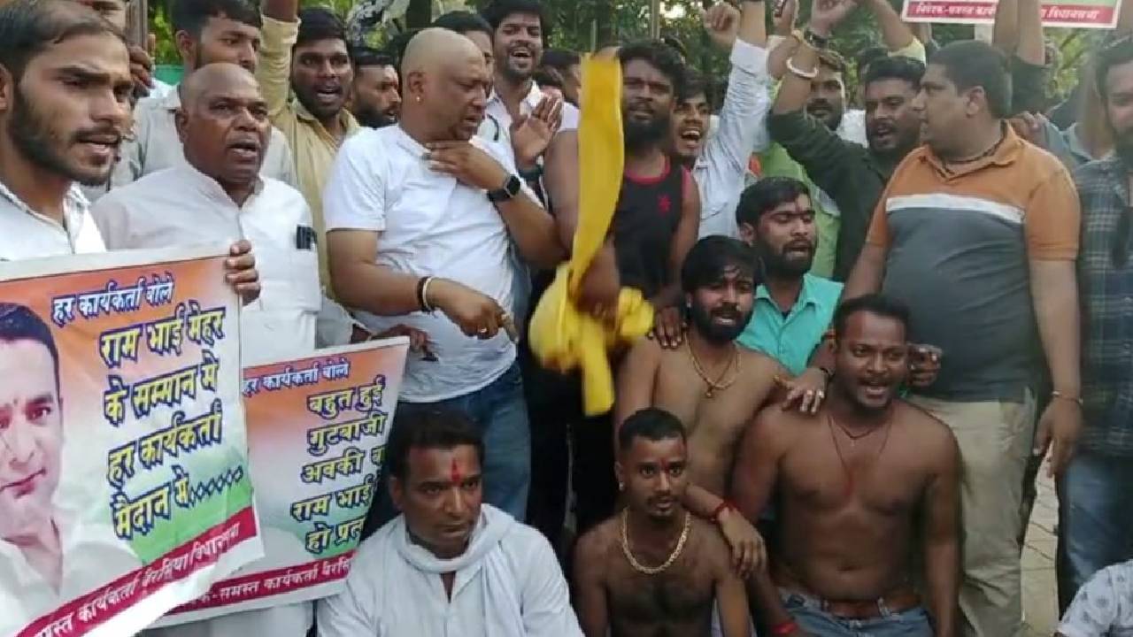 MP Election : टिकट कटा तो कमलनाथ के घर के बाहर धरने पर बैठ गए रामभाई मेहर