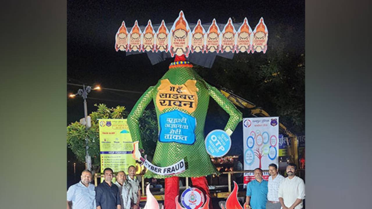 मध्य प्रदेश और छत्तीसगढ़ में दशहरा की धूम, रायपुर में पुलिस बनाया साइबर रावण का पुतला