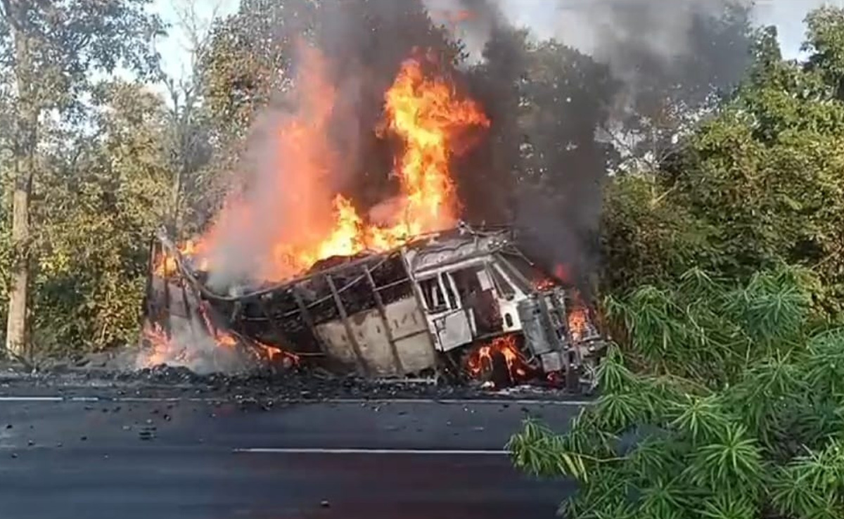 Sagar: सड़क पर फरार्टे भरता ट्रक हुआ आग के गोले में हुआ तब्दील, लाखों का सामान जलकर हुआ खाक