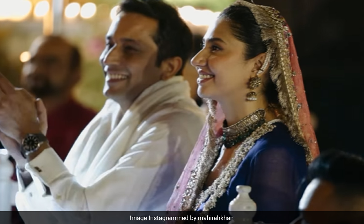 Mahira Khan Dances Like Nobody's Watching At Her Mehendi. Spot Son Azlan