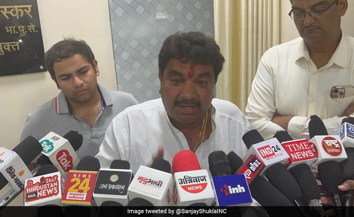 Congress MLA Touches BJP Veteran Kailash Vijayvargiya's Feet At Indore Event