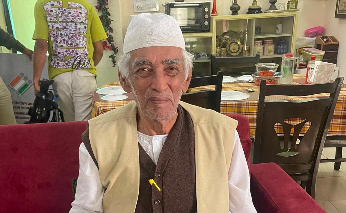 MP में पहली बार घर बैठे वोटिंग: 80+ वोटर्स और दिव्यांगों को सुविधा, भोपाल में घर-घर पहुंचीं चुनाव आयोग की टीम