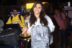 Ektaa Kapoor Poses With Her International Emmy Award At The Airport Ektaa Kapoor Poses With Her International Emmy Award At The Airport