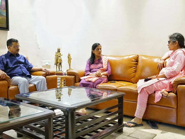 Arvind Kejriwal Meets Families of Manish Sisodia, Sanjay Singh On Diwali