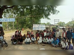 Mungaoli Assembly: बदहाल सड़क देखकर लोग रिश्ता करने से कर देते हैं मना, हम नहीं देंगे वोट!  Mungaoli Assembly: बदहाल सड़क देखकर लोग रिश्ता करने से कर देते हैं मना, हम नहीं देंगे वोट!