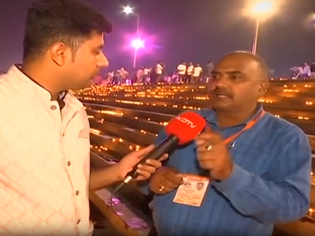 सरयू घाट पर वरिष्ठ पत्रकार प्रमोद श्रीवास्तव ने बताया अयोध्या वालों में क्या है खास?