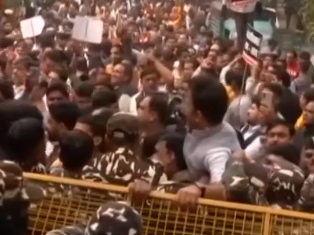 दिल्ली BJP के अध्यक्ष की अगुवाई में दिल्ली जल Board दफ्तर के बाहर जोरदार प्रदर्शन