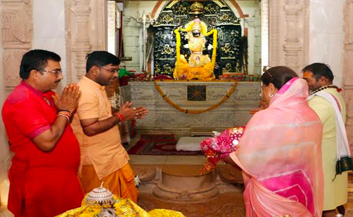 Rajasthan Election 2023: वोटिंग के 24 घंटे बाद 'सत्ता की देवी' के दर्शन करने आ रहीं वसुंधरा राजे, जानें इस मंदिर का इतिहास