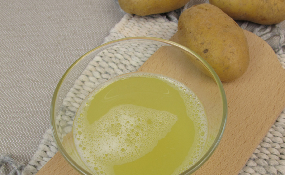 दाग-धब्बों को हल्का कर देता है आलू का रस, जानिए Potato Juice त्वचा पर लगाने के फायदे और तरीकों के बारे में 