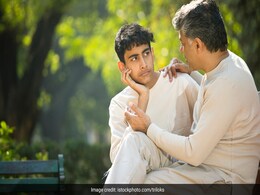 बड़े होने पर बच्चे ना भूल जाएं माता-पिता का त्याग और प्यार, इसलिए परवरिश में कुछ बातें सिखाना है जरूरी   बड़े होने पर बच्चे ना भूल जाएं माता-पिता का त्याग और प्यार, इसलिए परवरिश में कुछ बातें सिखाना है जरूरी