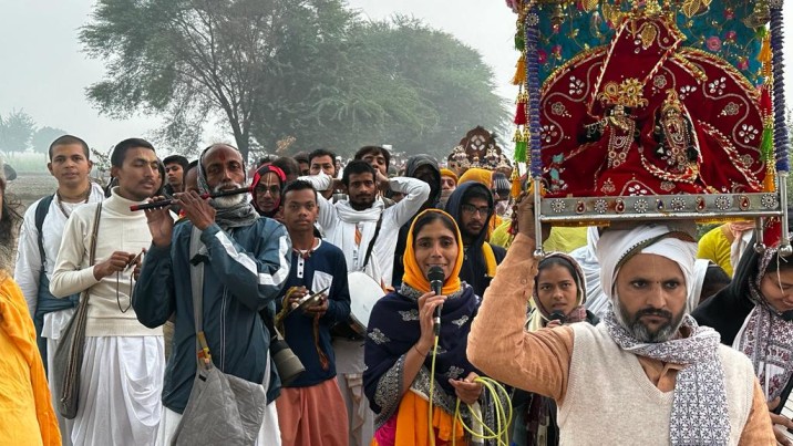भरतपुर: राधा-रानी यात्रा ने राजस्थान में किया प्रवेश, ग्रामीणों ने यात्रा का पुष्प वर्षा कर किया भव्य स्वागत 