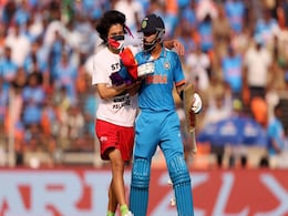 Ind vs Aus Final: बीच मैच में सुरक्षा घेरा तोड़ विराट कोहली के पास जा पहुंचा एक शख्स, तस्वीरें हो रही वायरल Ind vs Aus Final: बीच मैच में सुरक्षा घेरा तोड़ विराट कोहली के पास जा पहुंचा एक शख्स, तस्वीरें हो रही वायरल