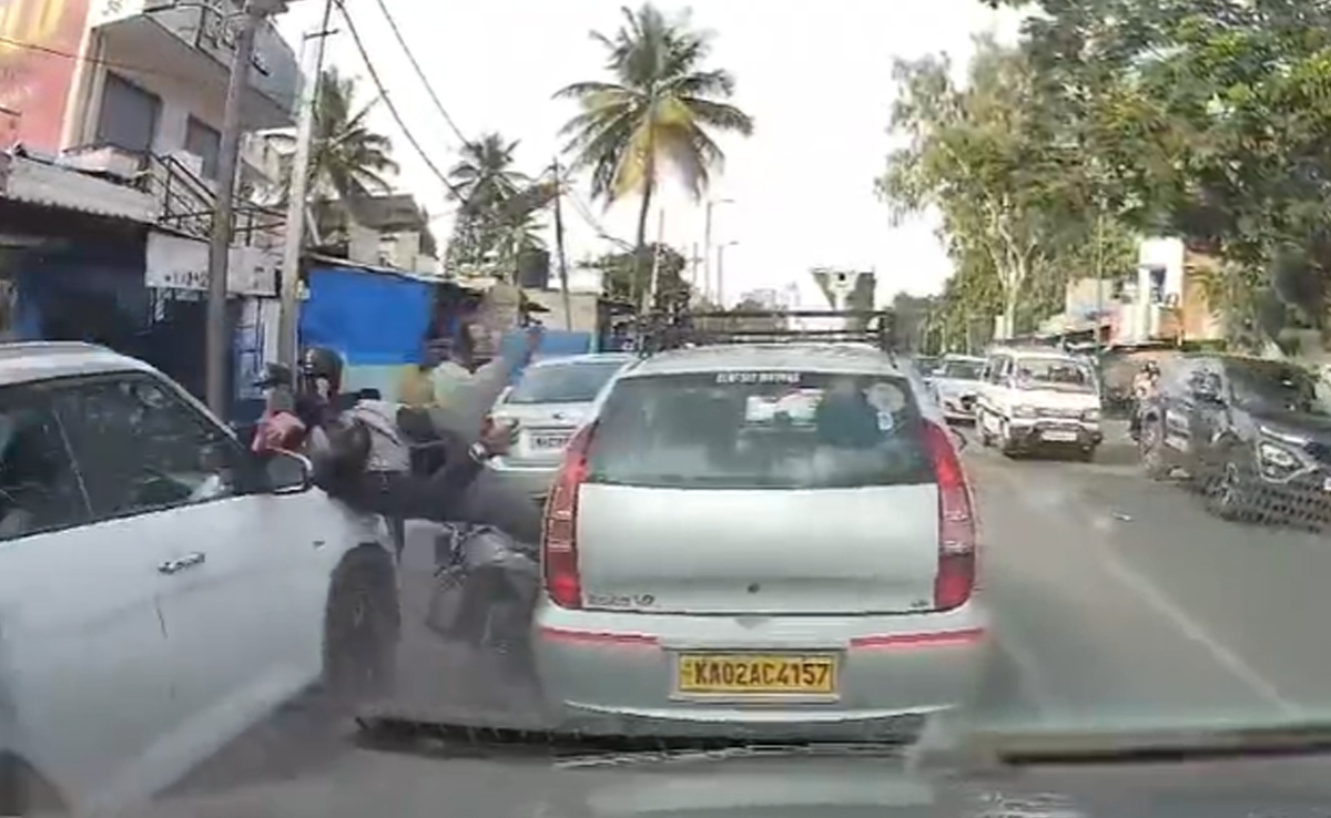 दीवाली के दिन बेंगलुरु में तेज रफ्तार एसयूवी कार ने 3 बाइकों को मारी टक्कर, 4 घायल, देखें वीडियो